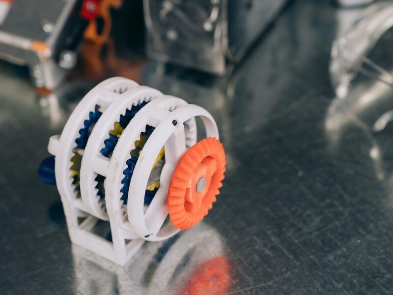 Industrial 3D printing equipment producing an engineered prototype