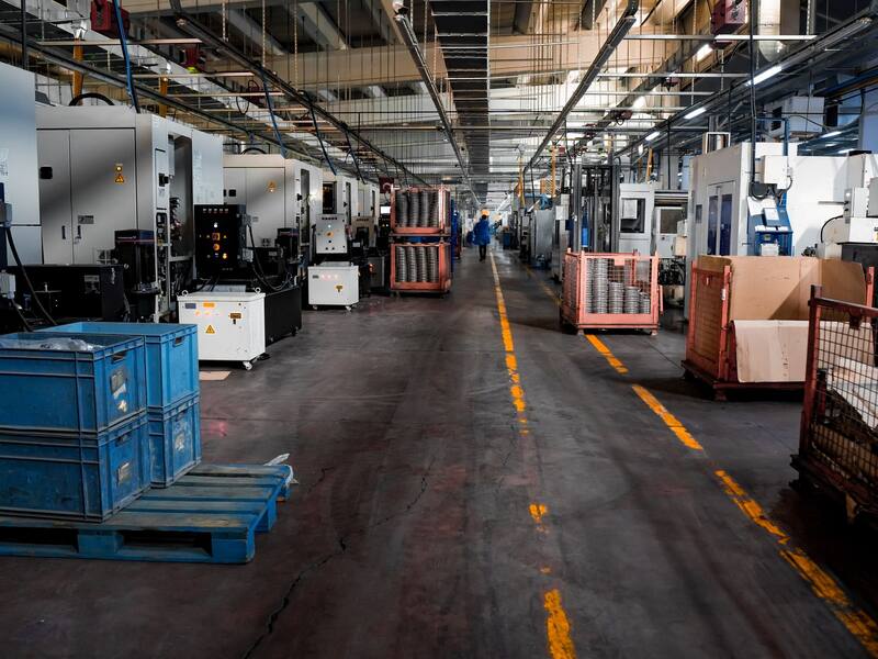 Industrial manufacturing facility with scalable production capacity